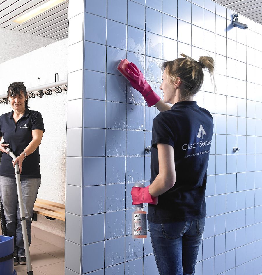 schoonmakers van Belux Cleaning voeren de algemene schoonmaak van een school uit