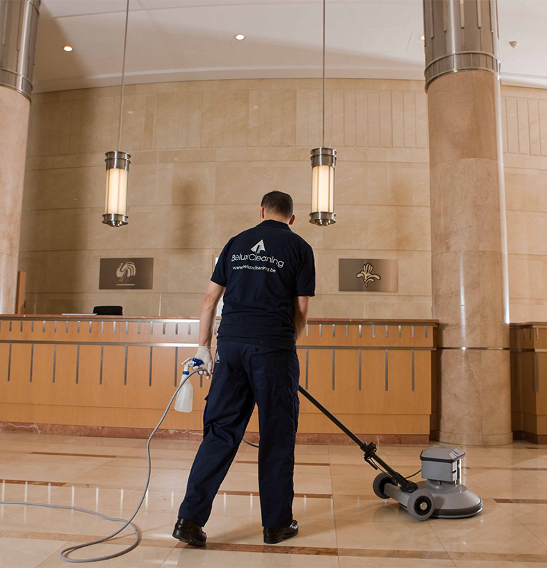 Nettoyeur effectue nettoyage des parties communes d'immeuble
