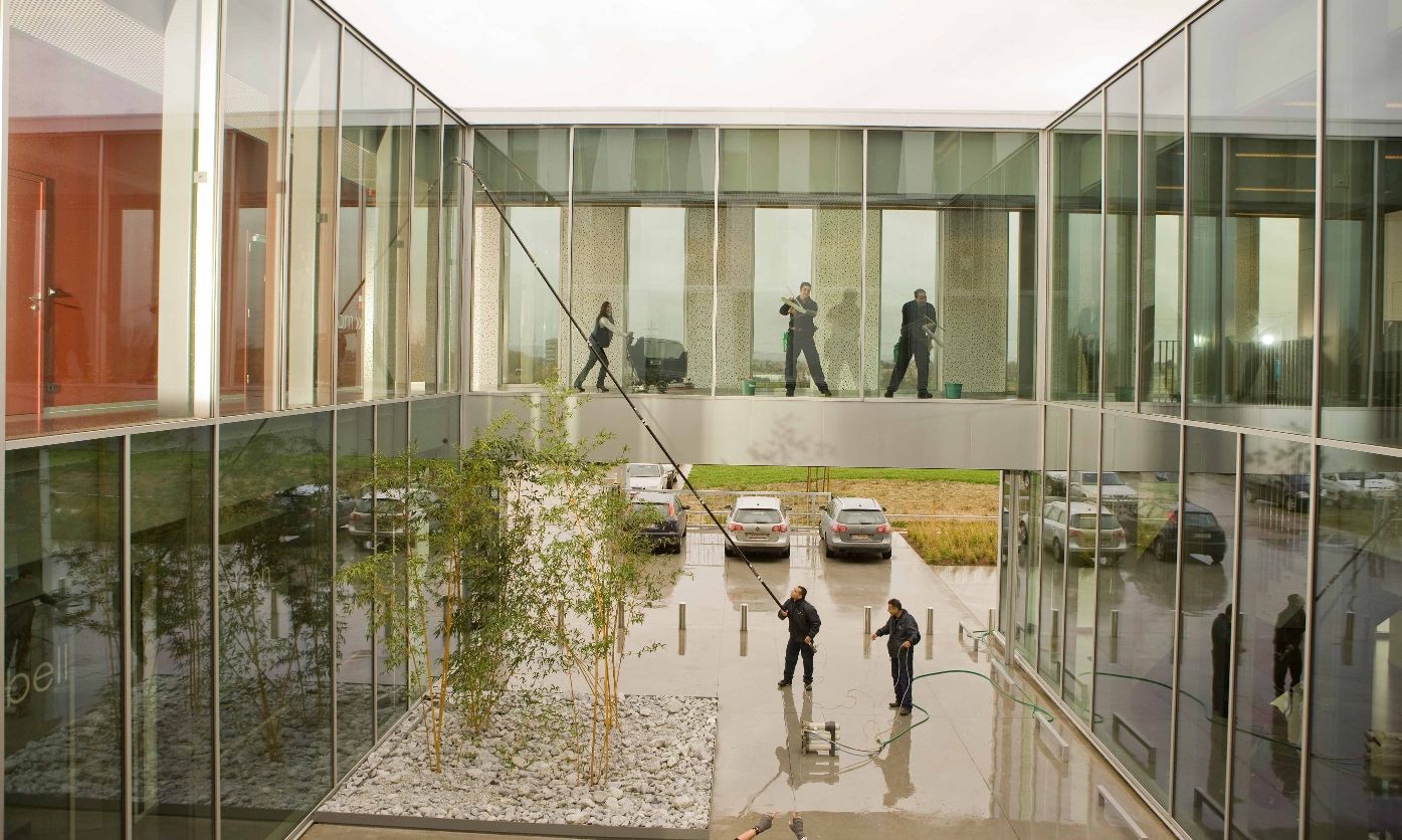 glazenwassen van een particulier gebouw